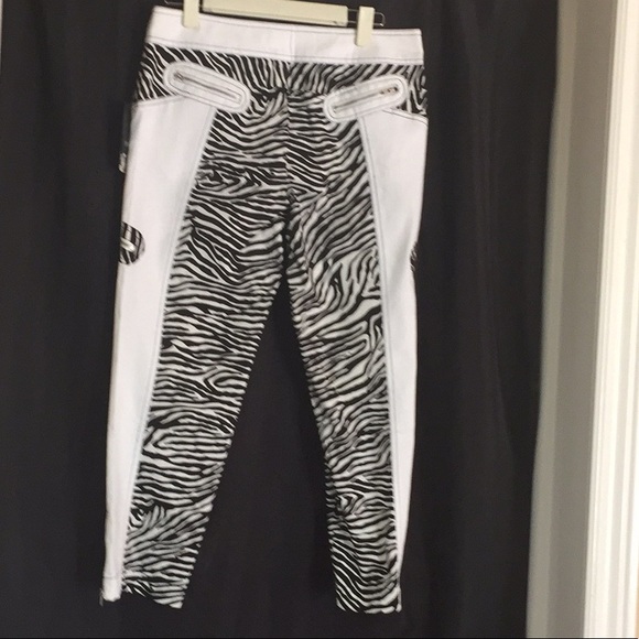 💕💕HOST PICK 💕💕White with zebra print jean like capris - Picture 5 of 6